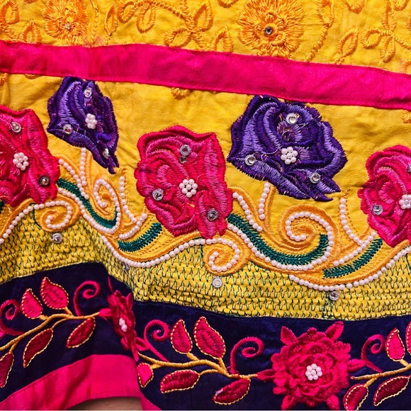 Yellow Pure Cotton embroidered with Sequin and Pearl Work Sleeveless Kurta M/L - Picture 3 of 7